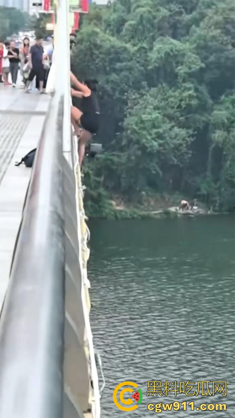 卲阳市新邵县资江二桥，女子被闺蜜出卖，酒后推销给大哥，想不到竟患上艾滋，跳河自杀被垃圾船救起！-2
