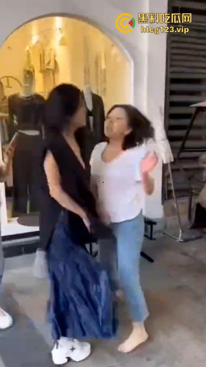 拳头硬了！河南漯河一怀孕女子打砸店铺 持刀行凶  怀了个太子吗？这么牛逼？现场撒泼视频看怒了-11