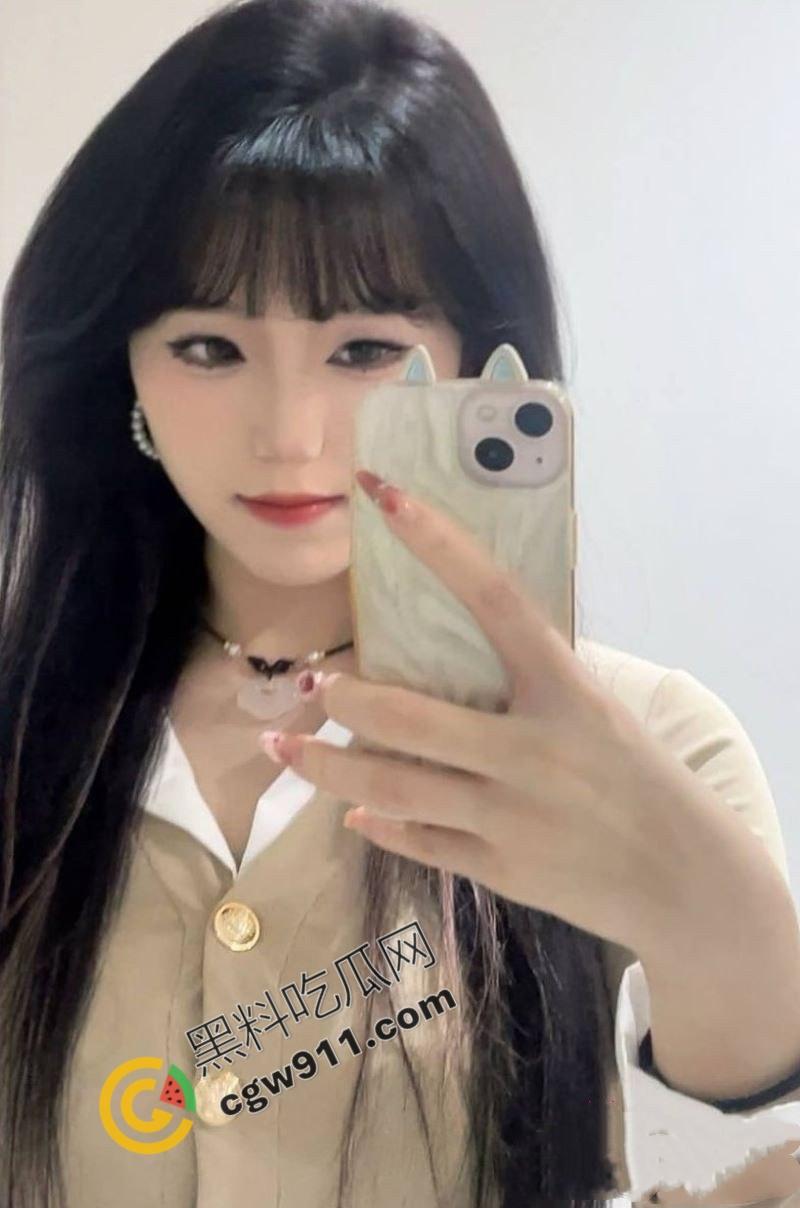 海角乱伦大神与嫂子的狂野之夜！嫂子在沙发上疯狂迎合，狂舔大屌，骑乘舔奶猛操，淫水四溢！-1