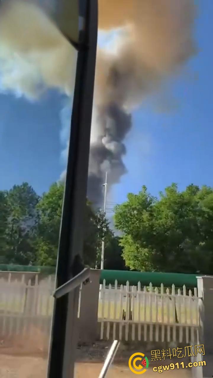 长兴和平大川化工厂爆炸现场，厂区被炸得稀烂，浓烟滚滚碎片乱飞，附近房屋天花板都炸飞了！-4