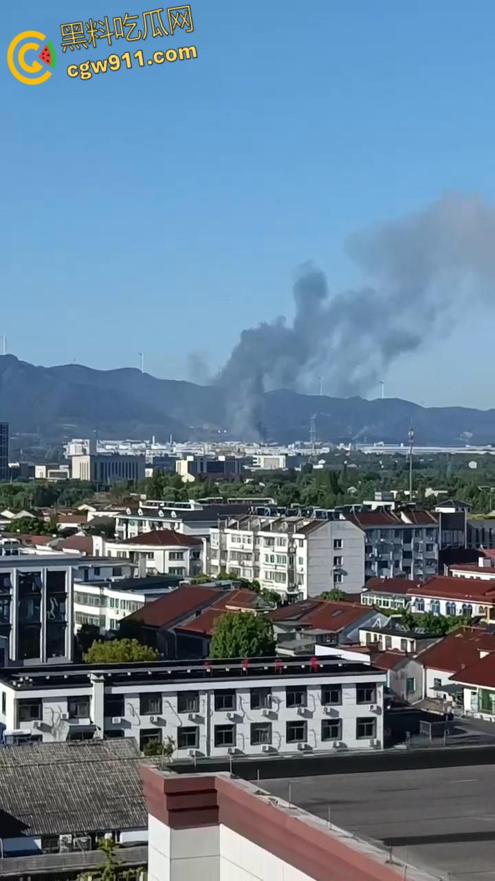长兴和平大川化工厂爆炸现场，厂区被炸得稀烂，浓烟滚滚碎片乱飞，附近房屋天花板都炸飞了！-7