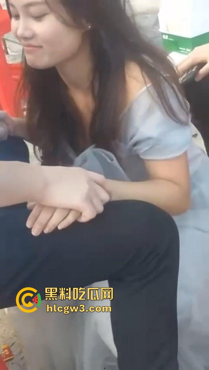 河南婚礼伴娘当场大秀口技吃香蕉 舔舐深喉一气呵成 熟练口技让人怀疑平时练了多少次 吃得又快又深还不断！-8