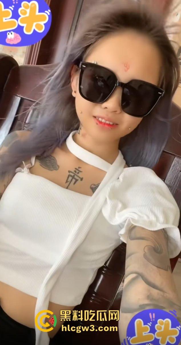 抖音精神小妹骚货『笑哥啊』直播摸奶脱衣，女伴全裸上镜叫床，吓得对手当场关摄跑路！-7