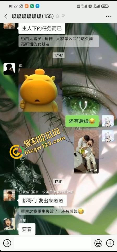 年轻骚妹小区椅子上亲热，真空出门方便男友揉奶，衣服一掀奶头当众弹出来，楼上邻居阳台吃瓜偷拍！-1