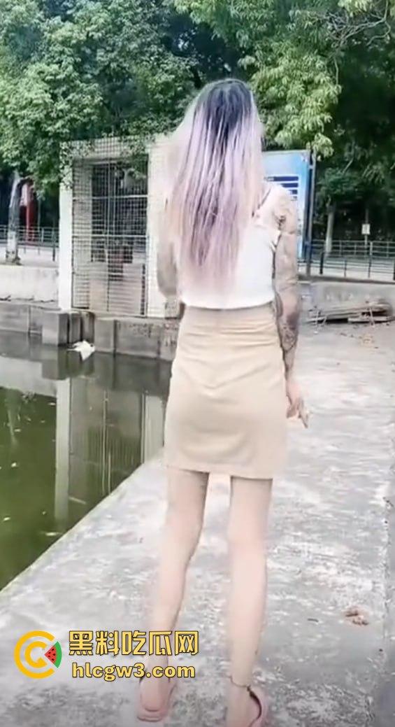 抖音精神小妹骚货『笑哥啊』直播摸奶脱衣，女伴全裸上镜叫床，吓得对手当场关摄跑路！-8