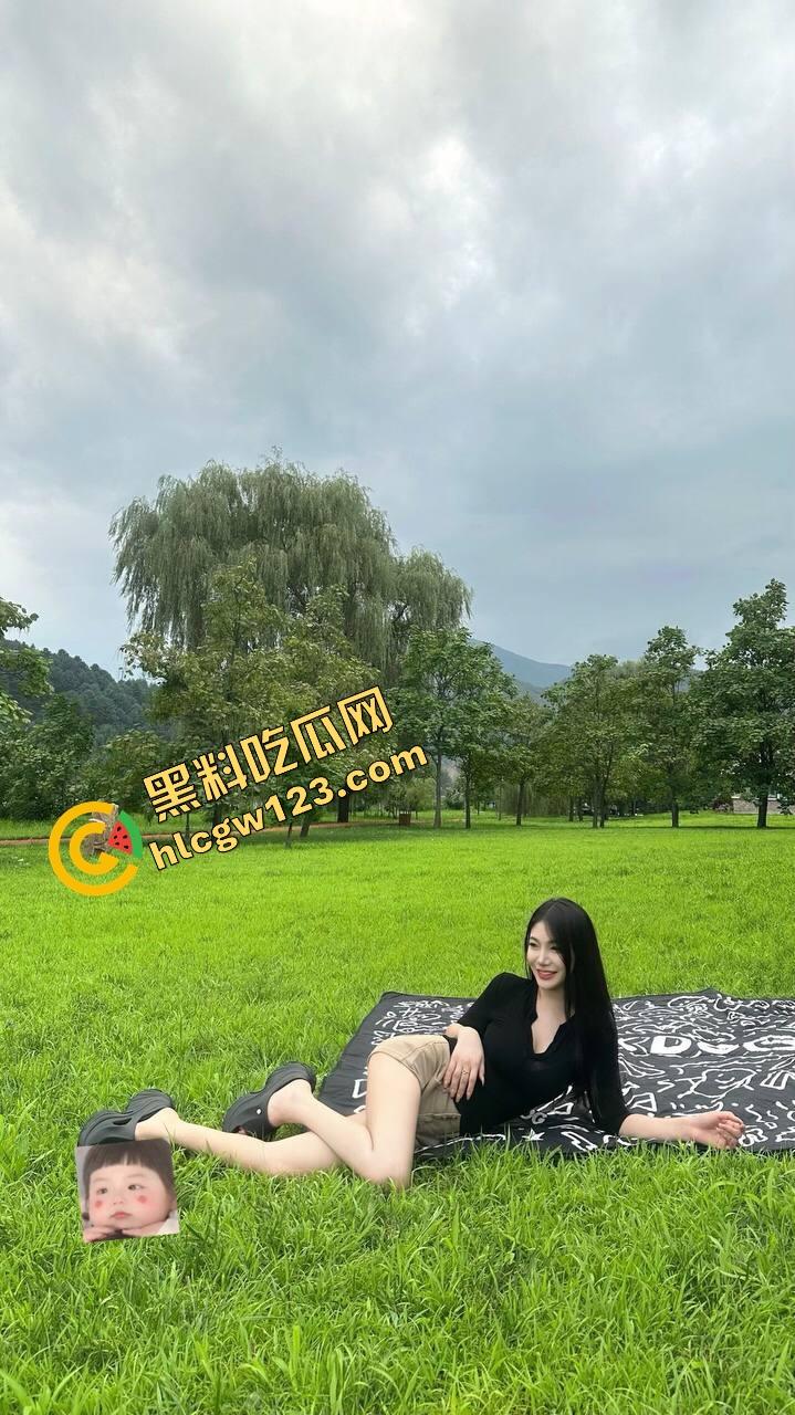 年轻骚妹小区椅子上亲热，真空出门方便男友揉奶，衣服一掀奶头当众弹出来，楼上邻居阳台吃瓜偷拍！-2