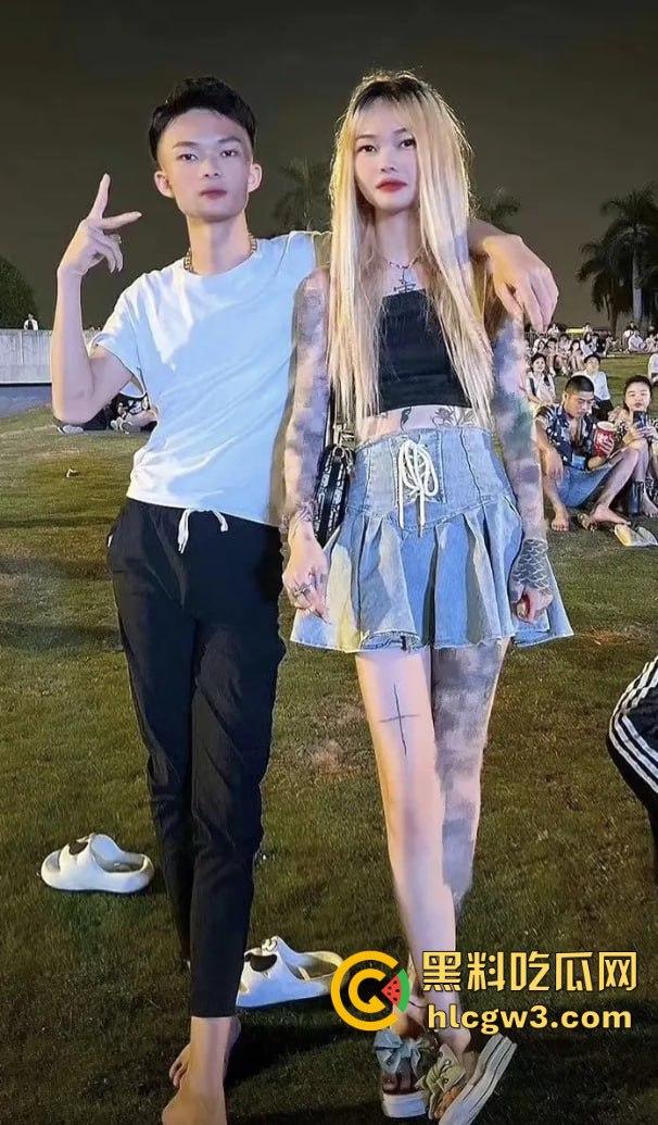 抖音精神小妹骚货『笑哥啊』直播摸奶脱衣，女伴全裸上镜叫床，吓得对手当场关摄跑路！-10