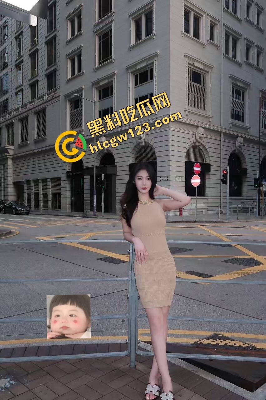 年轻骚妹小区椅子上亲热，真空出门方便男友揉奶，衣服一掀奶头当众弹出来，楼上邻居阳台吃瓜偷拍！-6