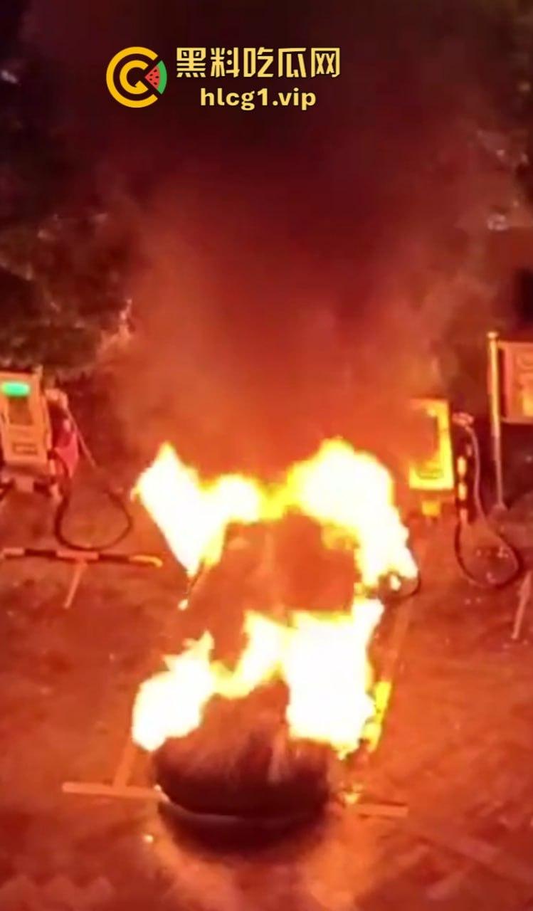 炸翻了！充电时发生严重爆炸 但极氪001 零自燃记录意外保持住了？-5