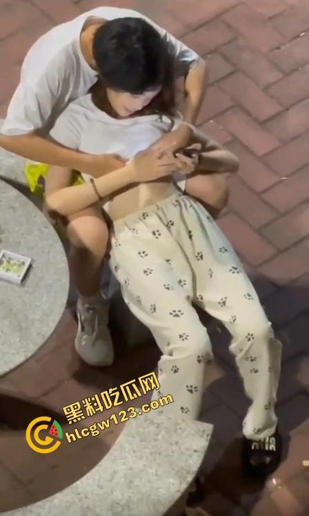 年轻骚妹小区椅子上亲热，真空出门方便男友揉奶，衣服一掀奶头当众弹出来，楼上邻居阳台吃瓜偷拍！-11