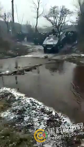 网传河南宁陵清华园学生死亡事件后续 抗议村民遭装甲车进村清算-8