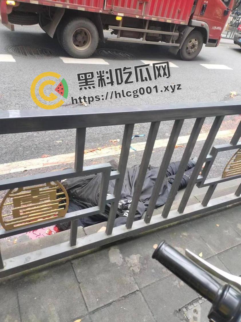江西南昌胜利路公交车失控冲进人群  一地的行人尸体碎片 现场直达-6