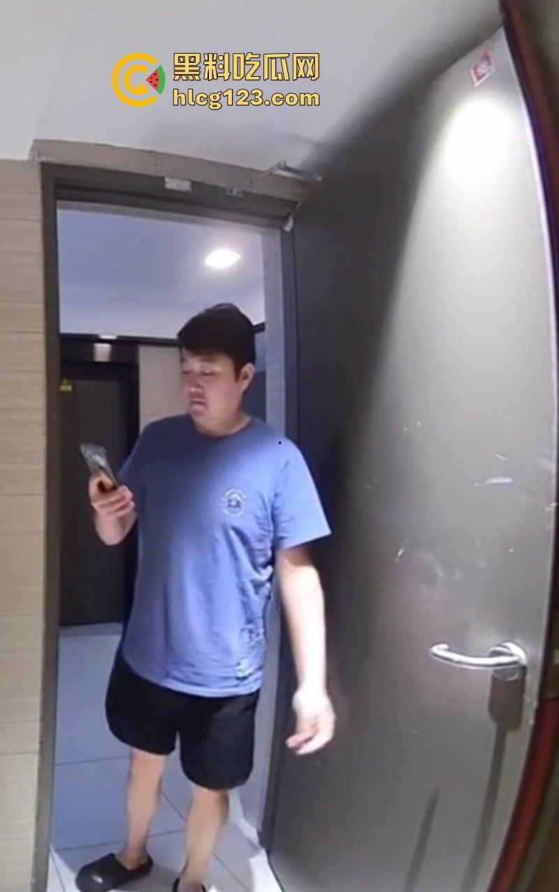 监控实拍男子偷业主女鞋 蹲楼道狂舔10分钟 变态行径被全程拍下-2