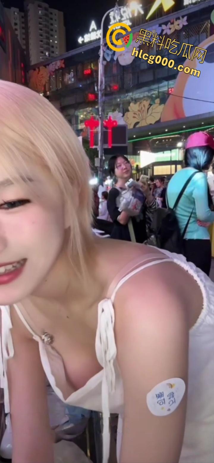 抖音网红【帅气的四喜】，户外榨果汁大翻车！弯腰瞬间粉嫩奶头一览无余，掌握流量密码，太懂观众了 !-4