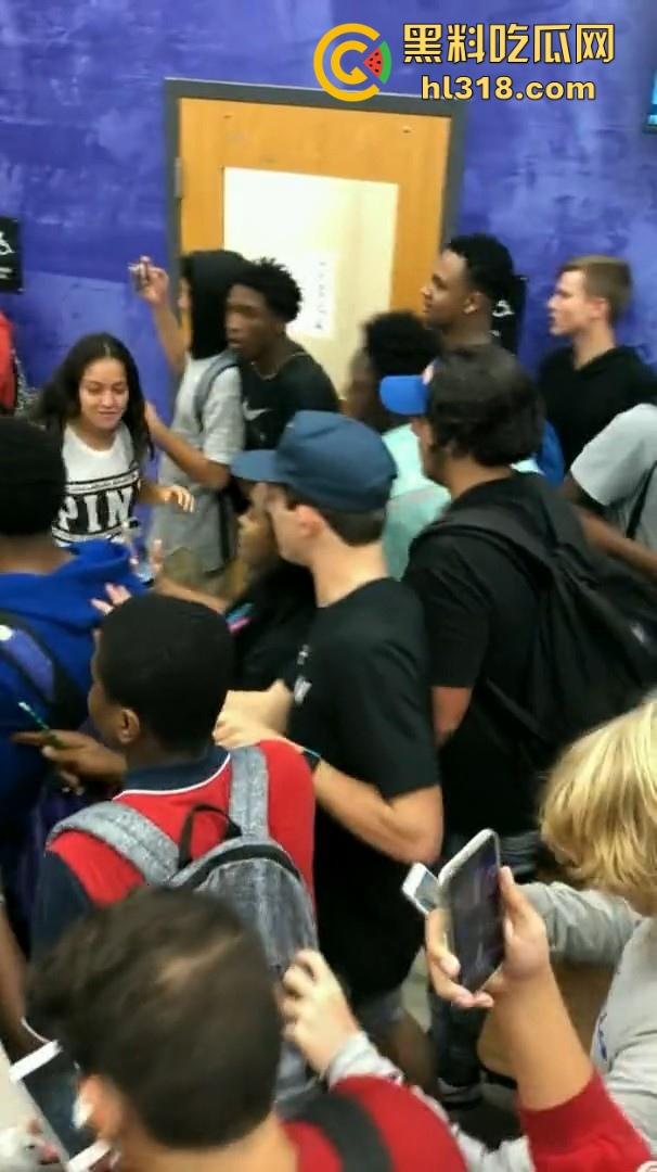 美国校园尼哥群殴现场曝光！堪比职业拳击MMA，真不讲道德，这么多人围殴一人！-6