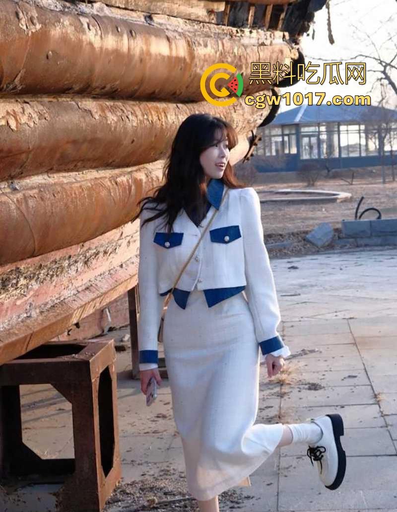 长春极品人妻【魏一晴】老公出差刚走约炮前男友家中情趣性爱，看着婚纱照操黑丝人妻，玩的不是一般的花！-3