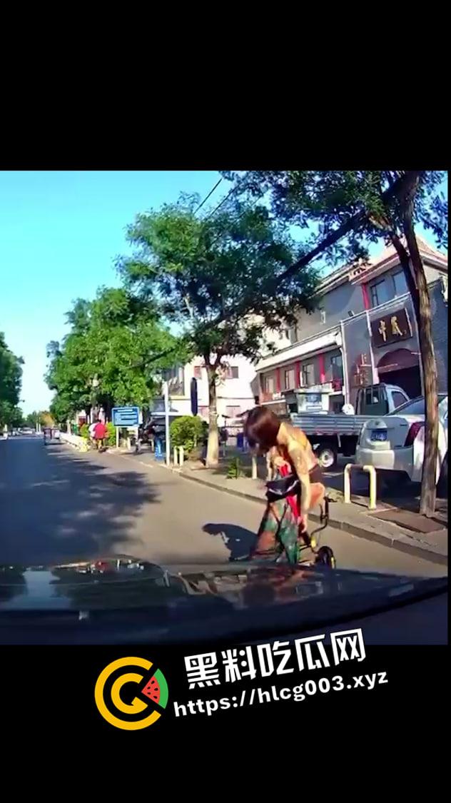 共享单车纹身裸女原视频！骑着车衣服就脱光了 本人事后发声将起诉拍摄视频者 怕不是炒作吧-3