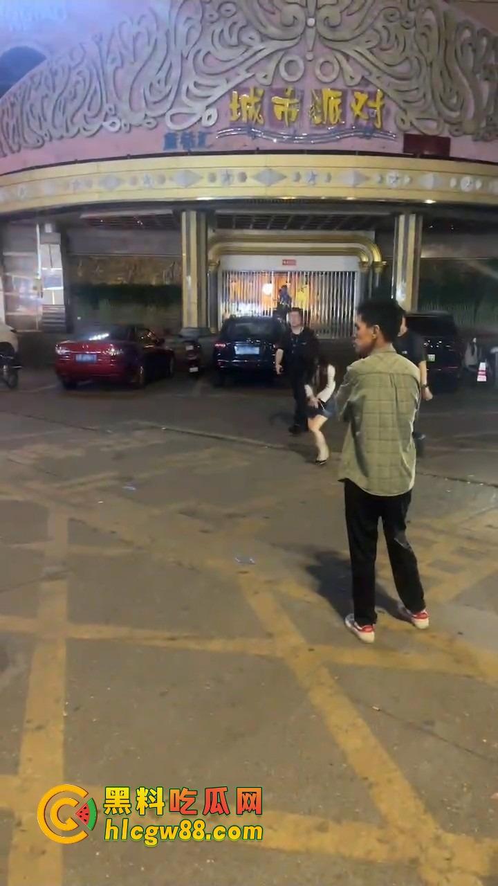 东莞净土不再，城市派对扫黄现场曝光，性感公主们排队上车，莞式传奇又少一处！-3