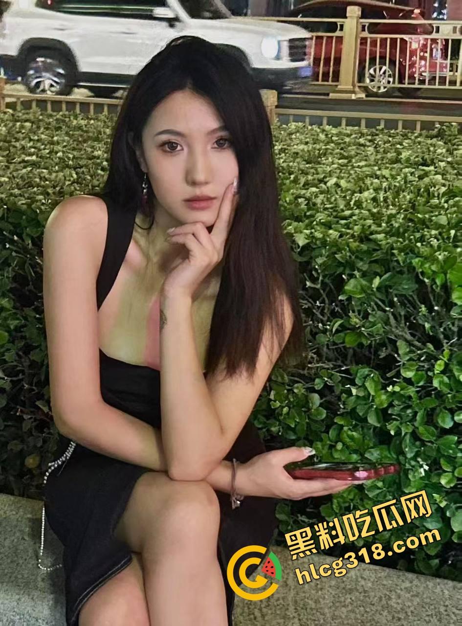 广州老黑鸡巴称王白逼黄逼跪舔当肉厕，黑桃A媚黑贱女扎堆献洞求操，嫩逼烂逼抢着伺候！-2