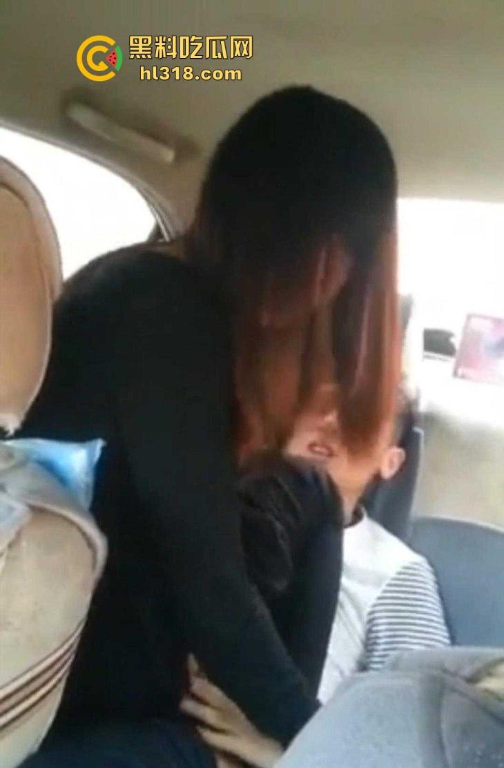 年轻小伙与女友后座骑乘，脱裤子就是干，前座好兄弟边开车边录，年轻人真会玩！-3