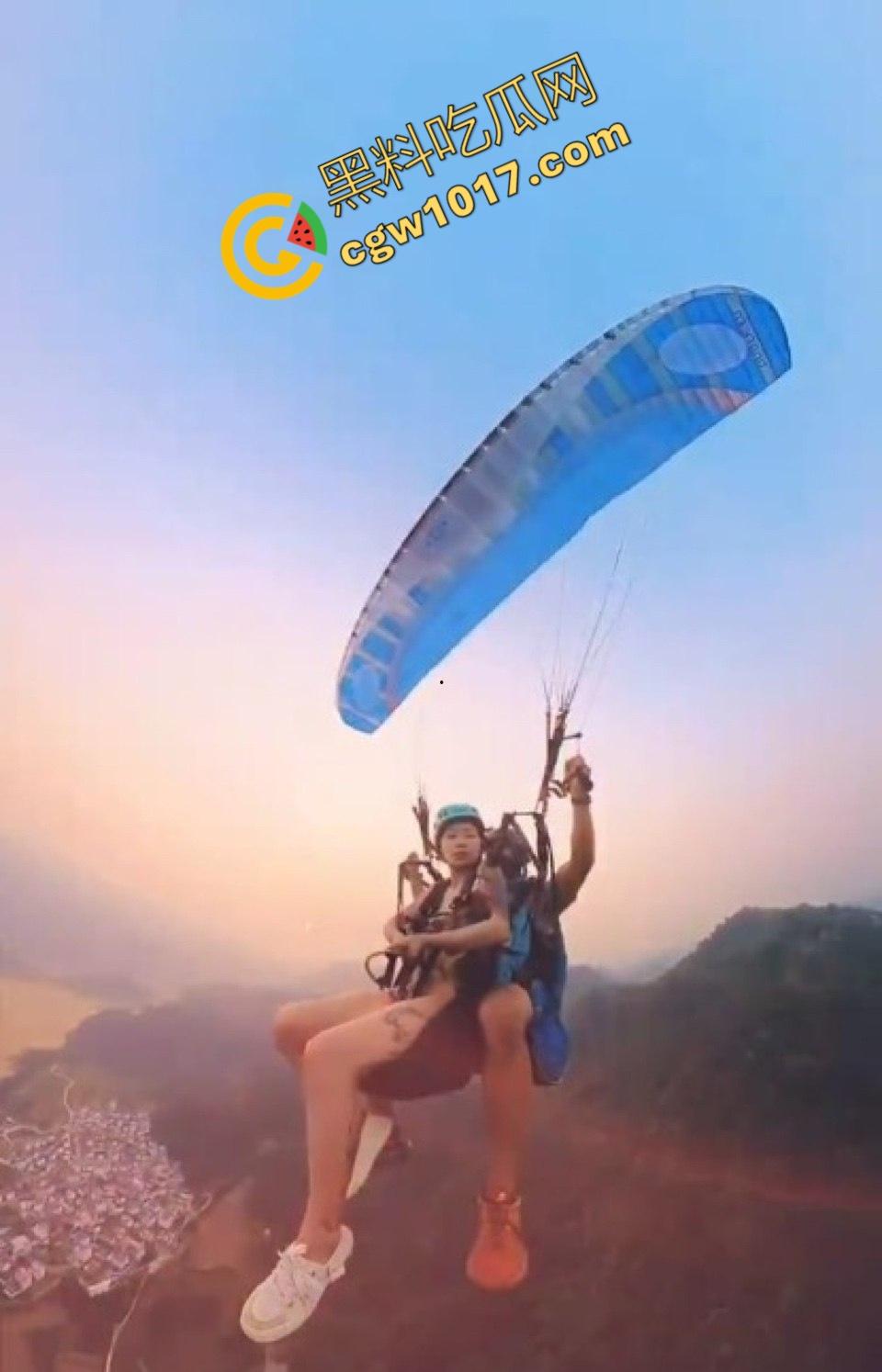 越南岘港上海白领女孩全裸起飞，翘臀隔空振动，惊呼回荡，私处暴露云端，体验高空全裸的双重刺激-2