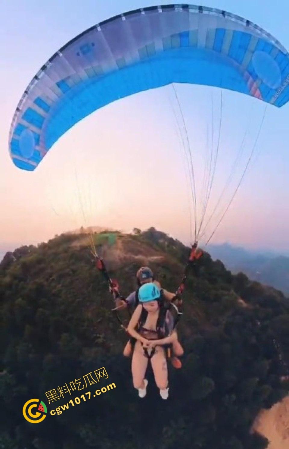 越南岘港上海白领女孩全裸起飞，翘臀隔空振动，惊呼回荡，私处暴露云端，体验高空全裸的双重刺激-4