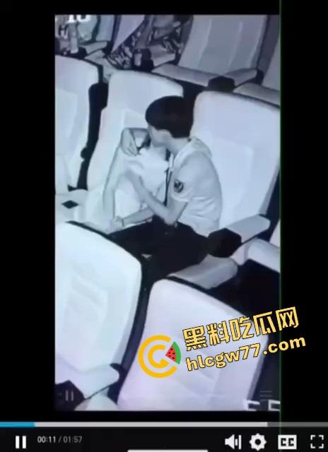 电影院当炮房？小情侣亲热全程被高清监控直播，年纪轻轻就直播开档，社会这课学得真扎实！-6