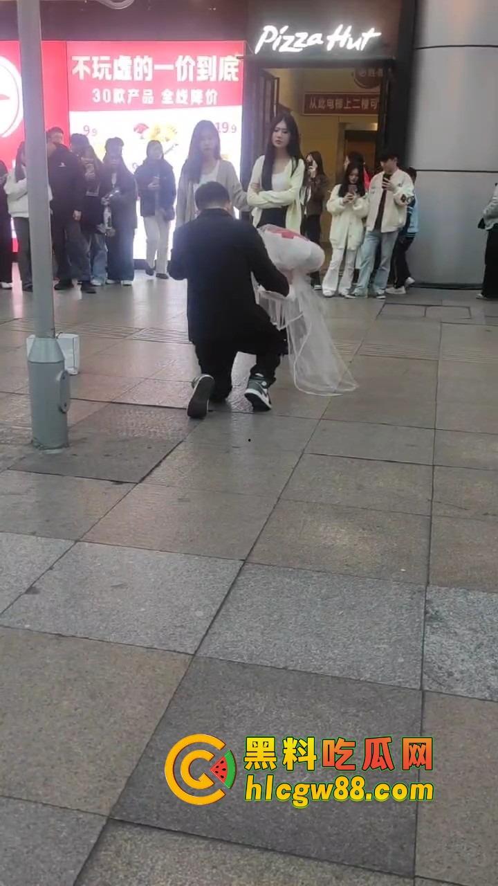 南宁网红求婚人山人海围观，结果女方一巴掌扇得震天响，旁边阿姨吓到后退三步，这到底是爱还是惩罚？-5