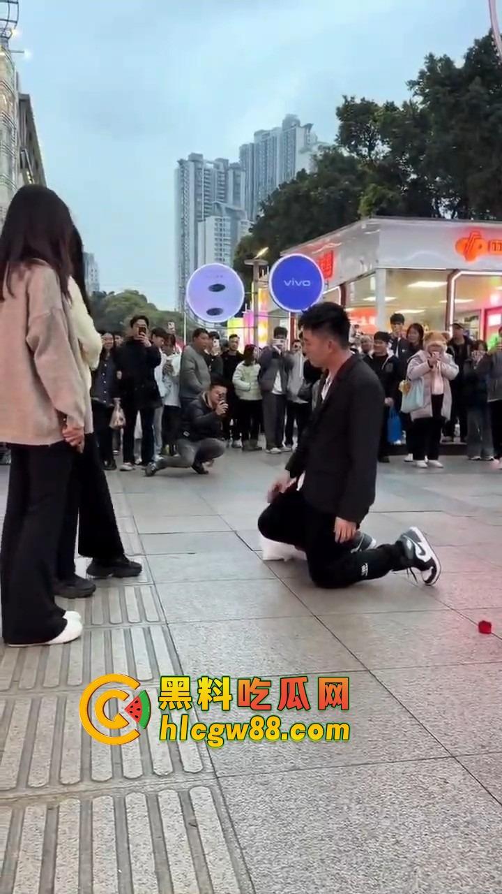 南宁网红求婚人山人海围观，结果女方一巴掌扇得震天响，旁边阿姨吓到后退三步，这到底是爱还是惩罚？-9