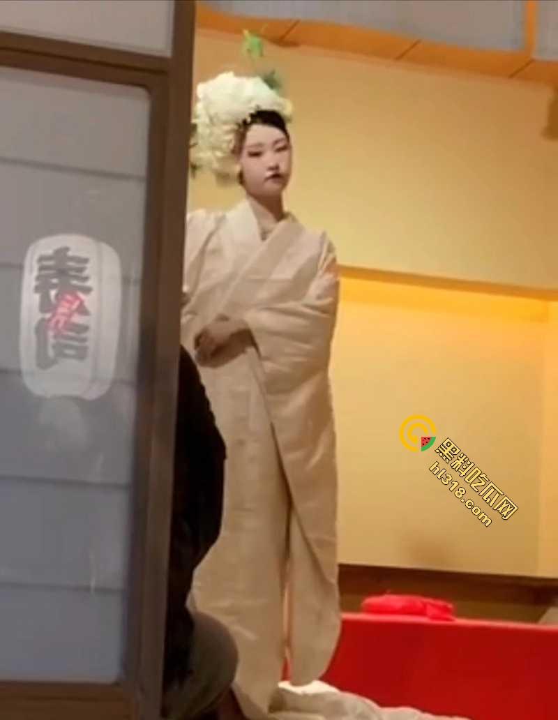 富商品鉴日本特色人体寿司偷拍视频流出，艺妓美女优雅褪下和服，露出白嫩肉体，秀色可餐！-6