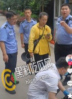 四川达州大竹川师大保安 用铁棍和辣椒水袭击外卖员 现场视频曝光流出！-1