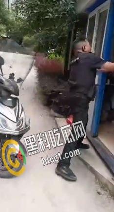 四川达州大竹川师大保安 用铁棍和辣椒水袭击外卖员 现场视频曝光流出！-4