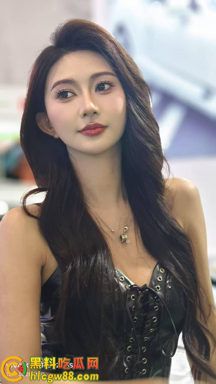 深圳车展还是深圳选妃大会？车模比拼谁穿得最少，逼毛走光、胸器乱晃哪个金主不心动？-1