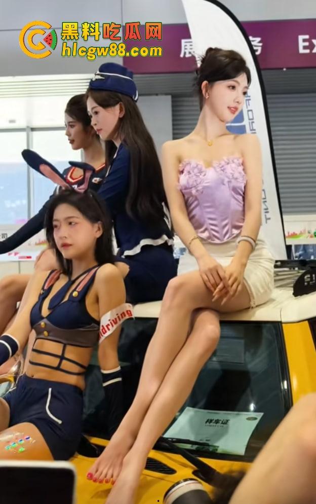 深圳车展还是深圳选妃大会？车模比拼谁穿得最少，逼毛走光、胸器乱晃哪个金主不心动？-10