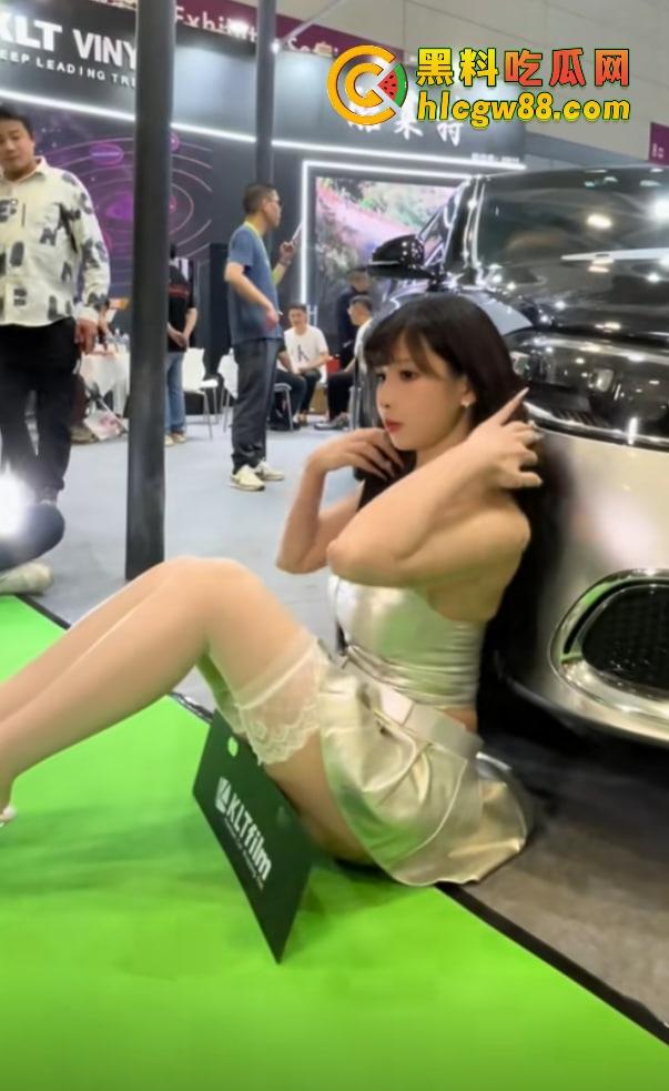 深圳车展还是深圳选妃大会？车模比拼谁穿得最少，逼毛走光、胸器乱晃哪个金主不心动？-13