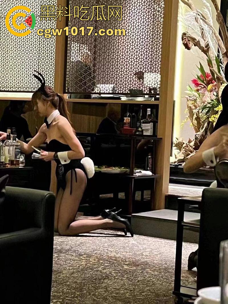 广州高端私密聚会偷拍，女仆主题私人会所，极品大长腿爆乳尤物，化身黑网袜女仆跪式服务，有钱人的快乐果然想象不到！-3