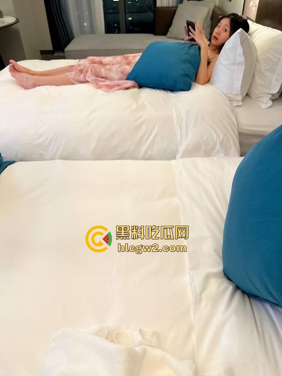 大神1300元约厦门科技信息大三学姐玩3P视频流出 有男友还敢酒吧微醺后乱来，酒店全程玩到高潮停不下来！-3