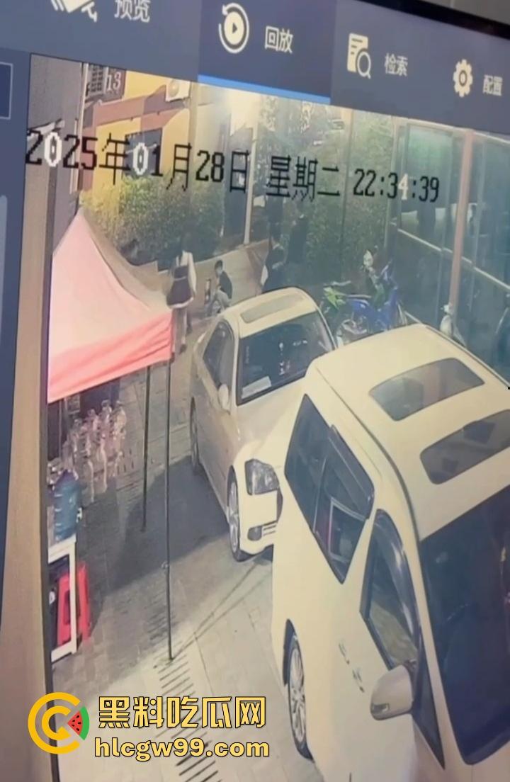 缅甸妙瓦底狗推放烟花庆祝 结果变身炸弹现场 短裙女友当场炸伤 这烟花是买到军火了？-1