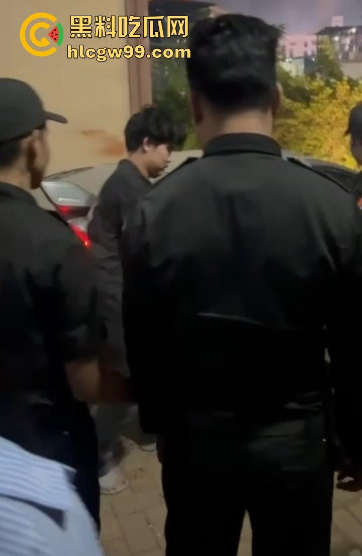 缅甸妙瓦底狗推放烟花庆祝 结果变身炸弹现场 短裙女友当场炸伤 这烟花是买到军火了？-4