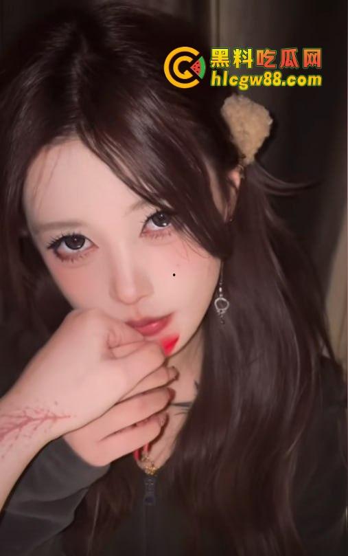 芜湖鸠江区YJ理发店楼上惊现骚操作，大哥一发火箭抖音美女博主『 鱼鱼骨』趴着掰逼自拍，窗帘都不拉！-3