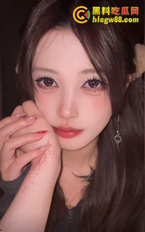 芜湖鸠江区YJ理发店楼上惊现骚操作，大哥一发火箭抖音美女博主『 鱼鱼骨』趴着掰逼自拍，窗帘都不拉！-5