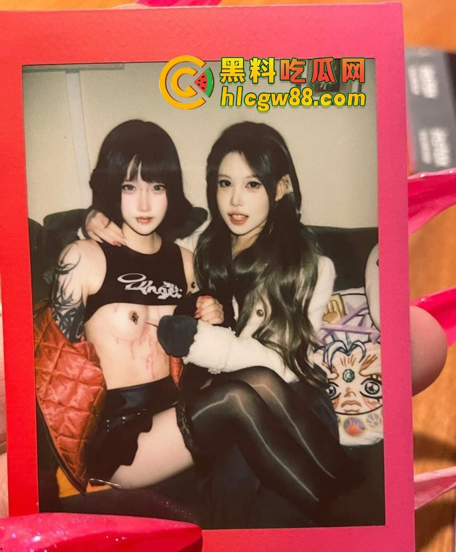 芜湖鸠江区YJ理发店楼上惊现骚操作，大哥一发火箭抖音美女博主『 鱼鱼骨』趴着掰逼自拍，窗帘都不拉！-6