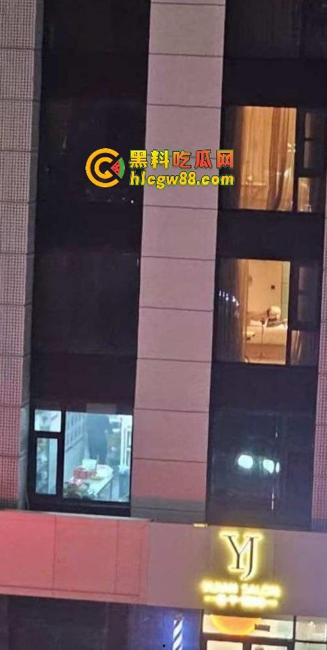 芜湖鸠江区YJ理发店楼上惊现骚操作，大哥一发火箭抖音美女博主『 鱼鱼骨』趴着掰逼自拍，窗帘都不拉！-8