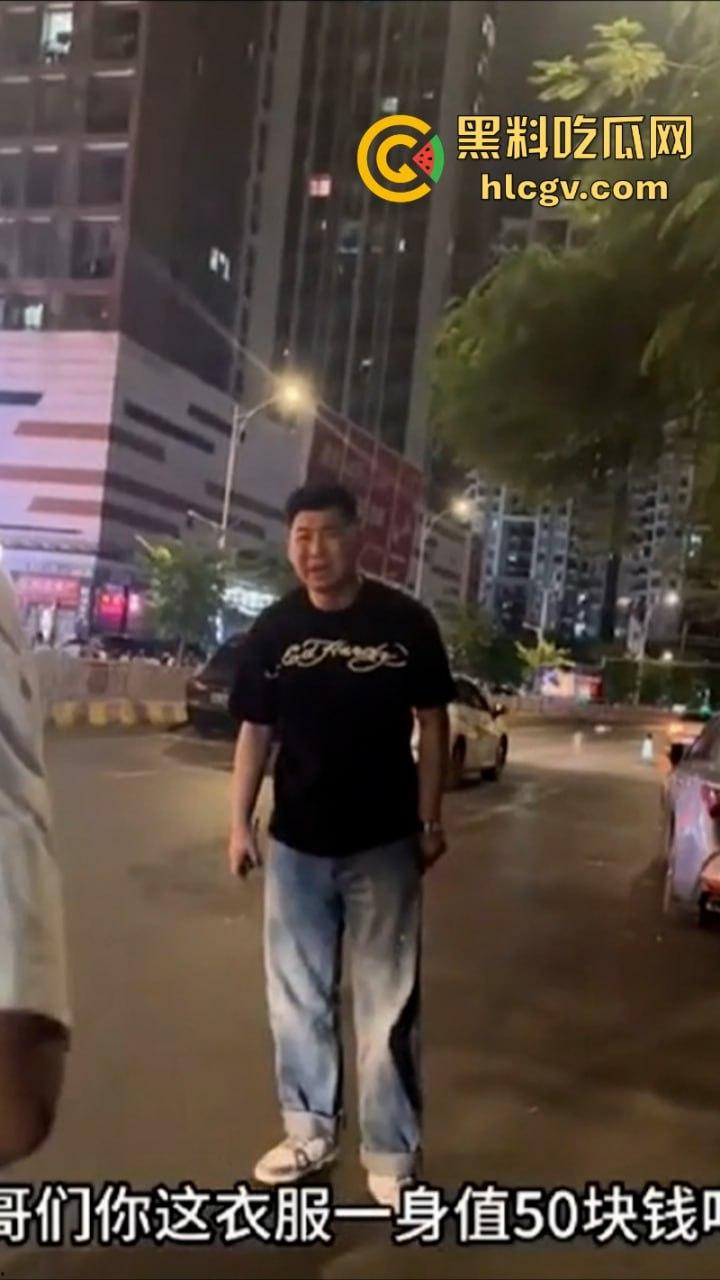 你这一身衣服值50块钱吗？ 男子开老款CC路怒美式拦截特斯拉 并辱骂对方是穷逼！-1