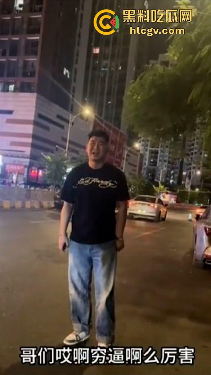 你这一身衣服值50块钱吗？ 男子开老款CC路怒美式拦截特斯拉 并辱骂对方是穷逼！-3