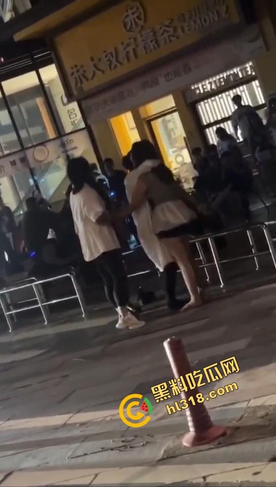 汕头精神小妹当街和妈撕逼，朋友拱火嗨到爆，这种女儿留家干嘛？直接送窑子体验社会！-8