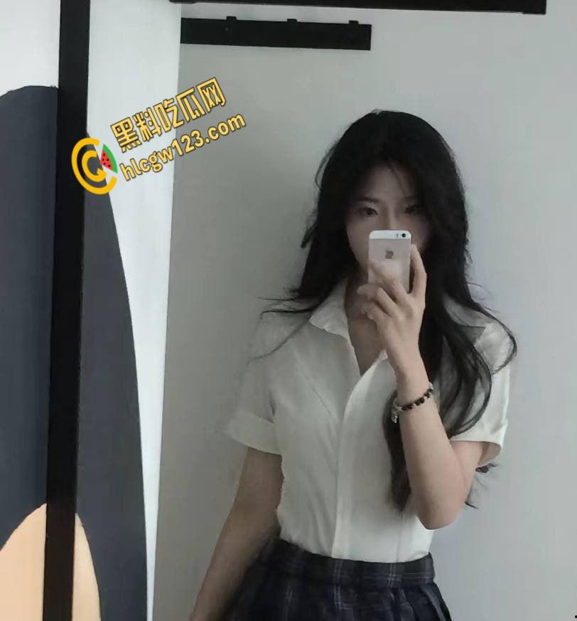 陕西嫩妹五一酒店走廊开战！清纯眼镜妹变身反差女王，男友后入狂欢，监控都看湿了！-3