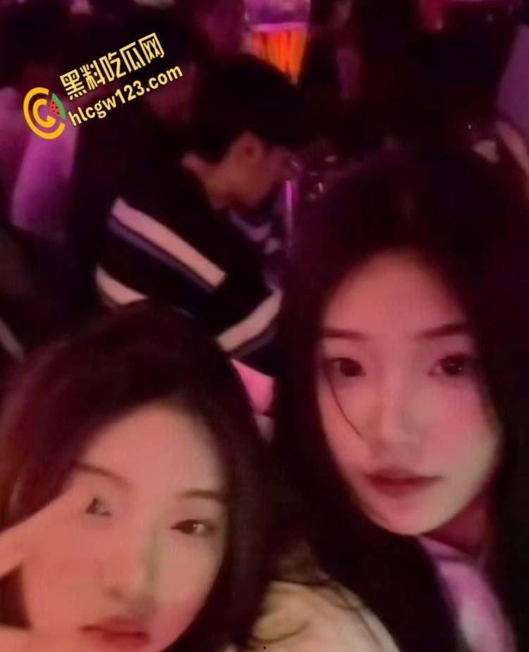 陕西嫩妹五一酒店走廊开战！清纯眼镜妹变身反差女王，男友后入狂欢，监控都看湿了！-4