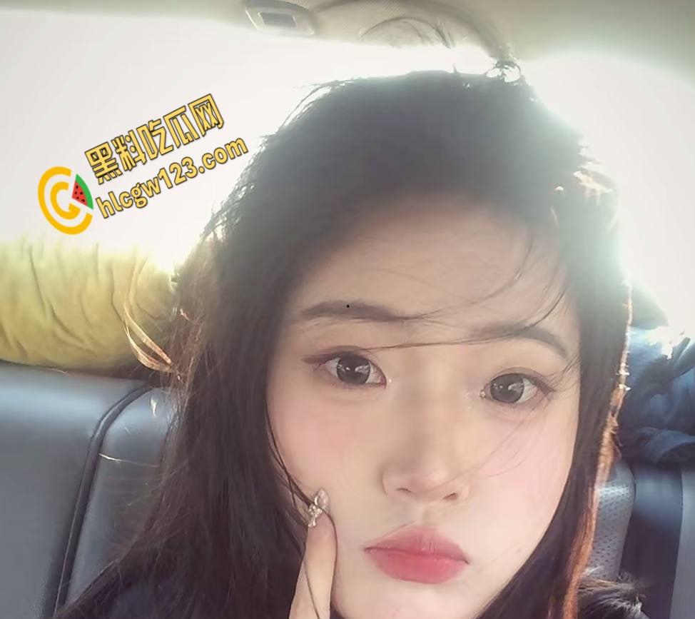 陕西嫩妹五一酒店走廊开战！清纯眼镜妹变身反差女王，男友后入狂欢，监控都看湿了！-5