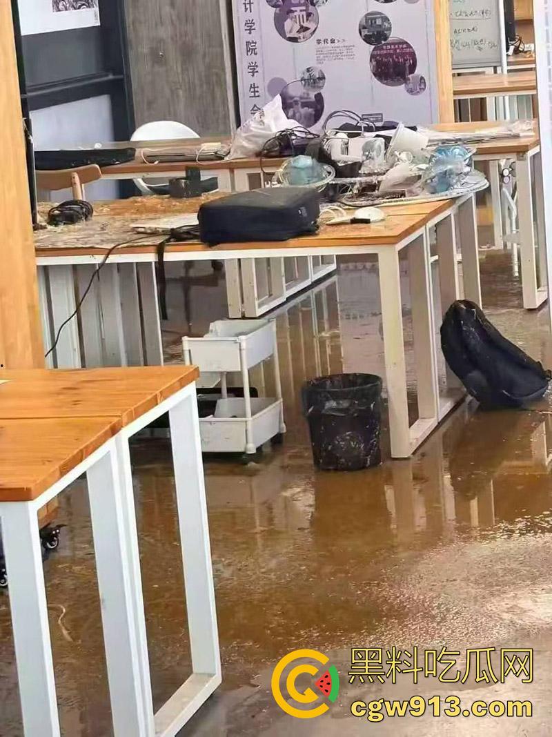 这是拉炸弹了么？浙江杭州中国美术学院，良渚校区自习室，排污管爆炸粪水淹没自习室，保研女被淋一头！-5